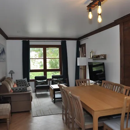 Arc 1950 2bdrm 6/8 Guests Ski-in/out Pool+jacuzzi